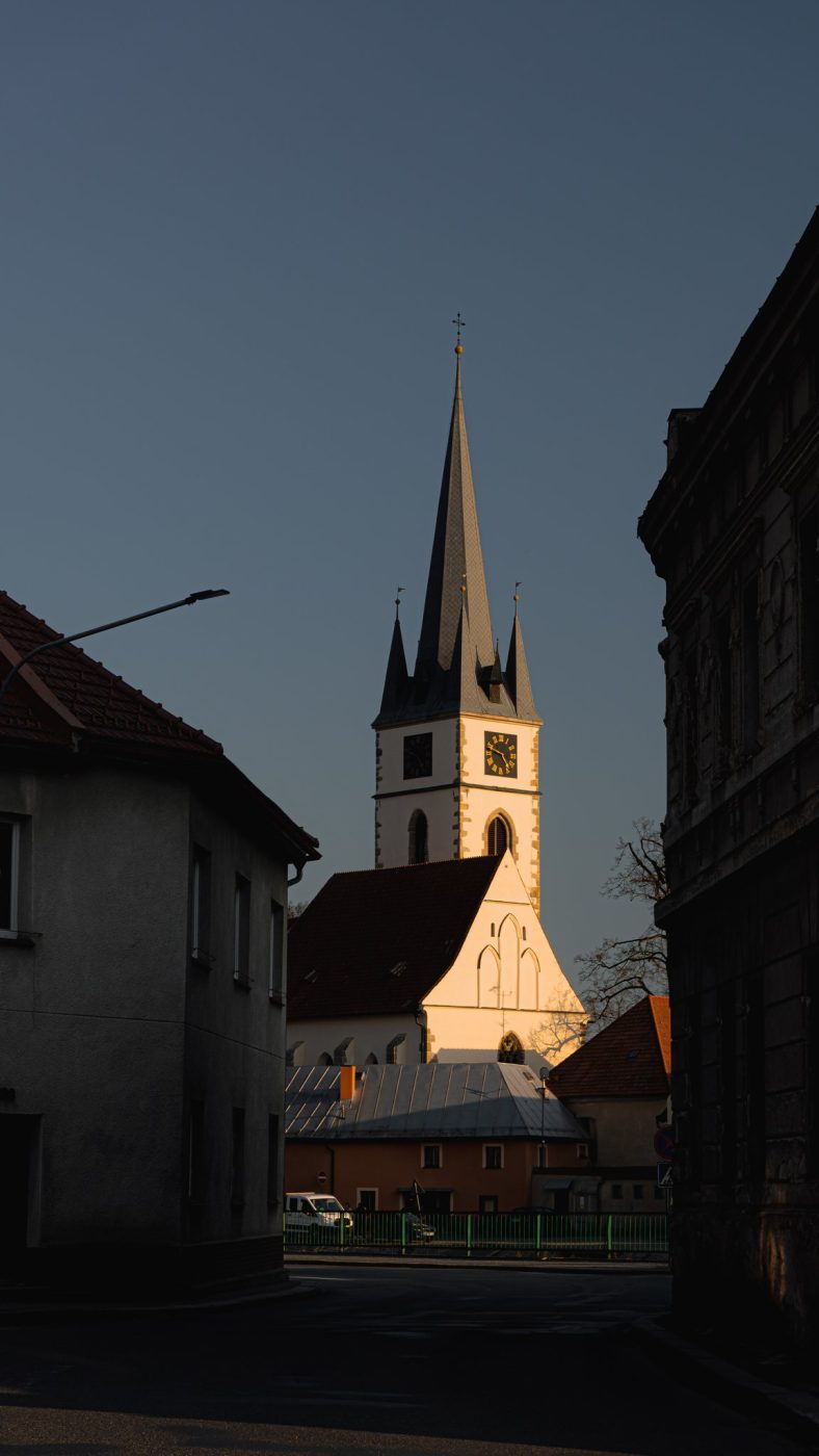 Město, koleje a cesty