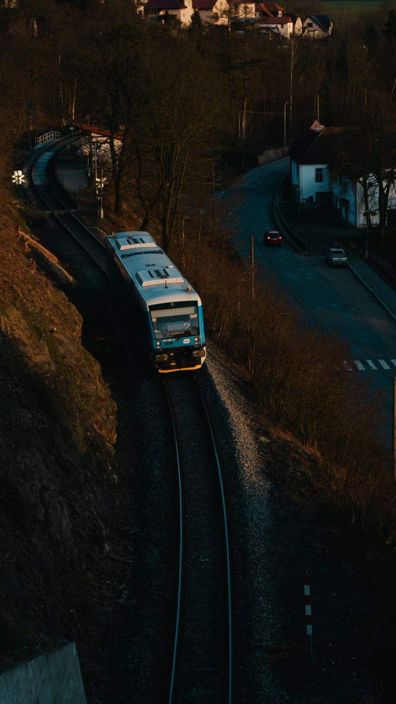 Město, koleje a cesty